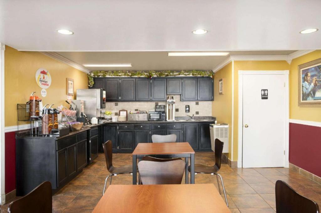 Super 8 By Wyndham Baton Rouge/I-12 Hotel ภายนอก รูปภาพ