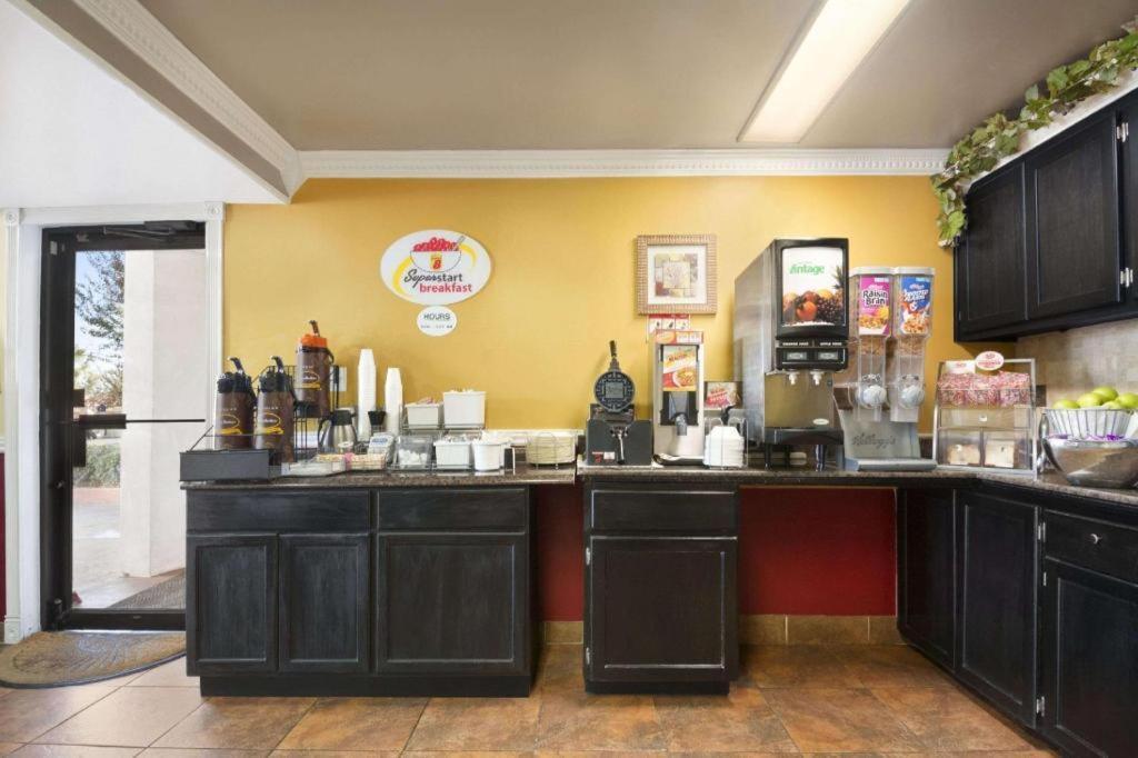 Super 8 By Wyndham Baton Rouge/I-12 Hotel ภายนอก รูปภาพ